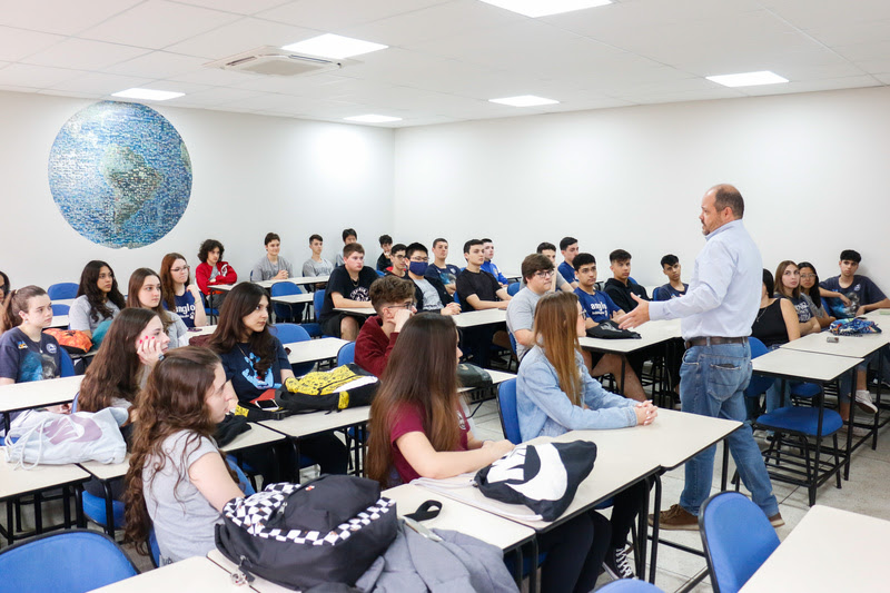 Estudantes universitários durante aula na FACAMP (Foto: Gisele Bertinato/FACAMP)