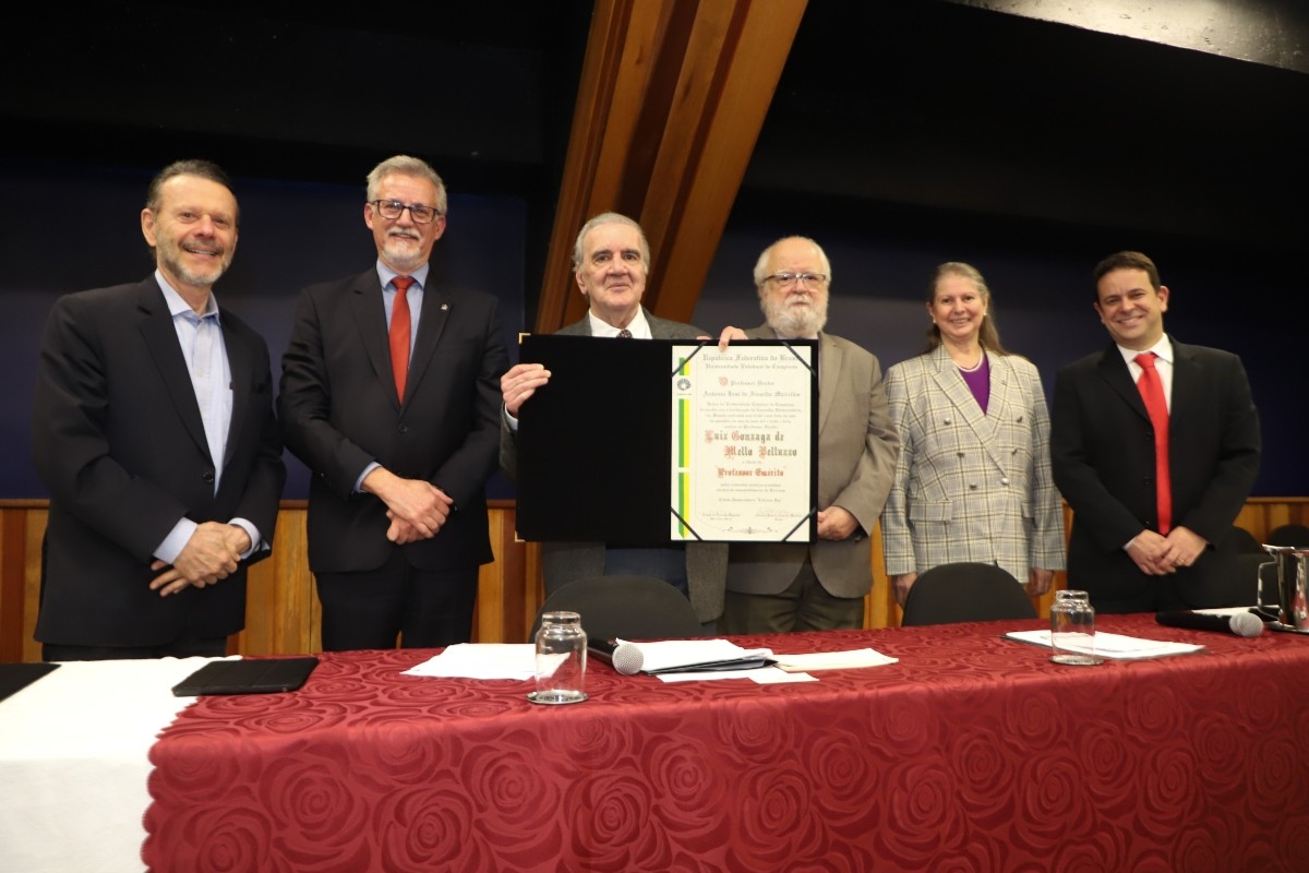 Fundador da FACAMP, Luiz Gonzaga Belluzzo recebe título de professor emérito da UNICAMP