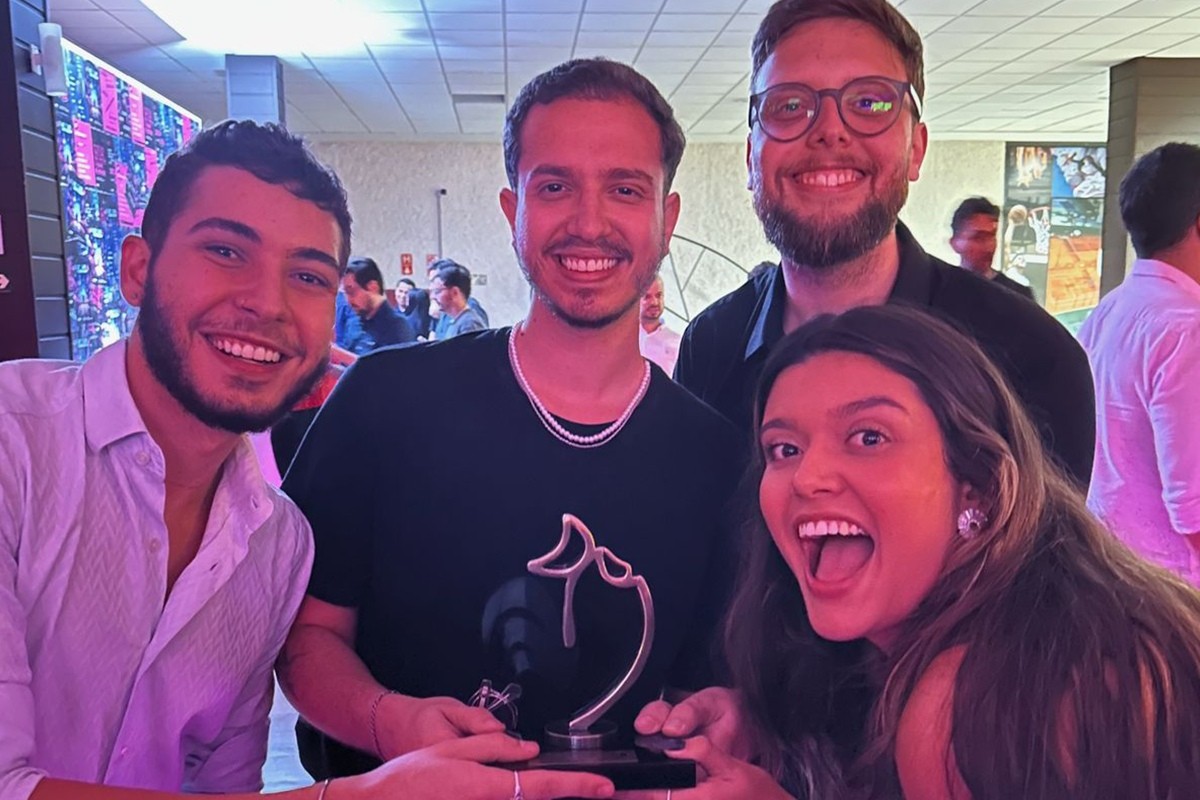 ALUNOS DE PROPAGANDA E MARKETING TRAZEM TROFÉU PARA FACAMP