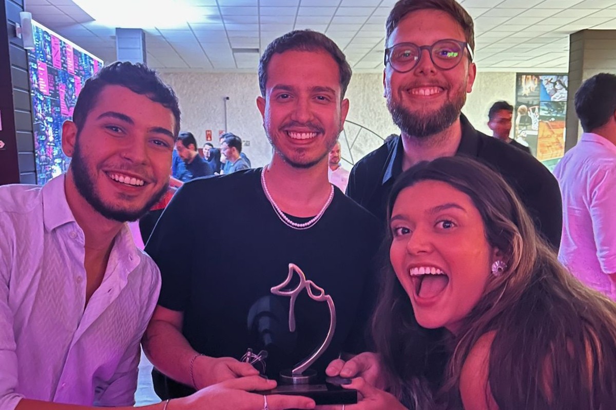 ALUNOS DE PROPAGANDA E MARKETING TRAZEM TROFÉU PARA FACAMP