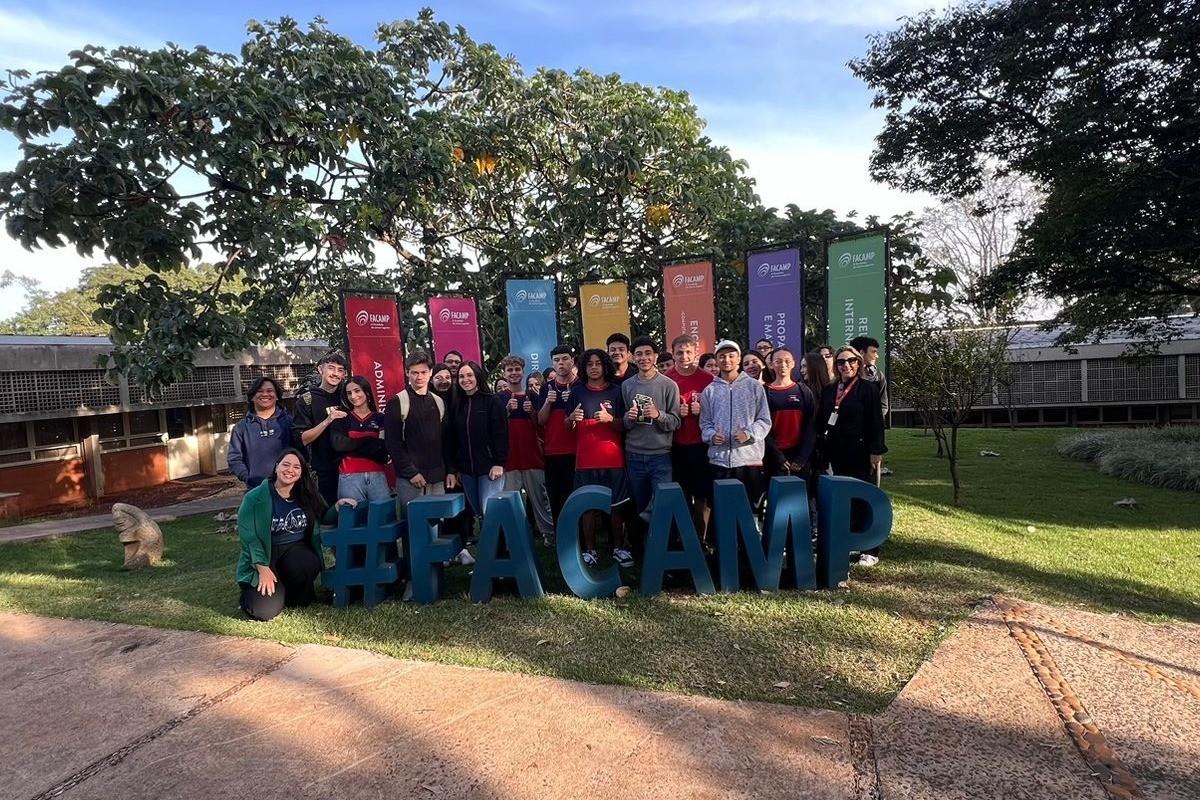 Colégio Louveira visita a FACAMP no programa “Universitário por um Dia”